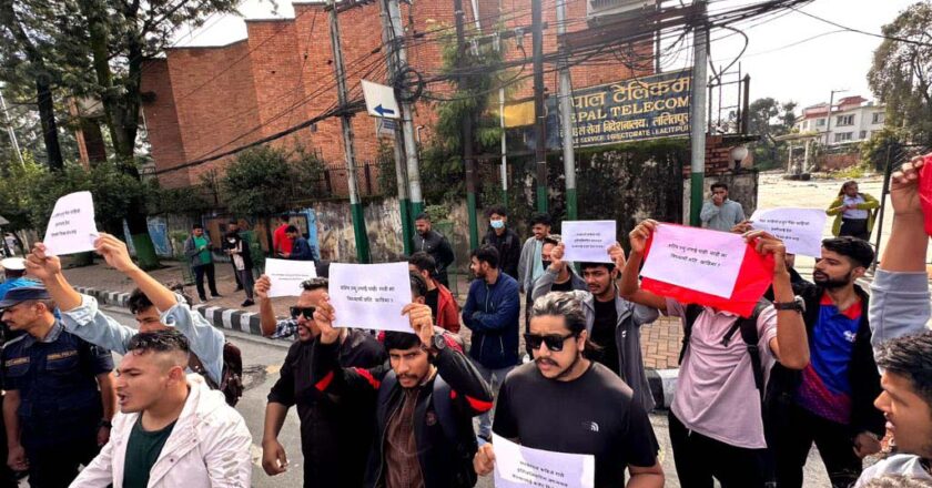 शुल्क बृद्धि फिर्ताको माग सहित अनेरास्वबियुले गर्याे मन्त्रीहरुलाई अवरोध