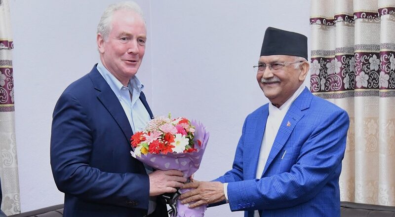 एमाले अध्यक्ष ओली र अमेरिकी सिनेटर क्रिस भान बीच भेटवार्ता