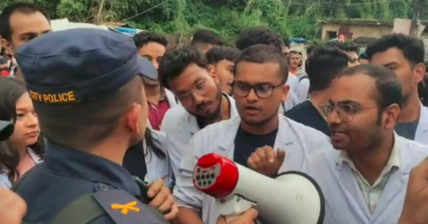 केएमसीमा डाक्टर कुटिएपछि अस्पतालका स्वास्थ्यकर्मीहरूको विरोध प्रदर्शन, सिनामंगल क्षेत्रमा तनाव