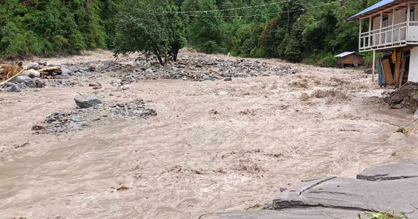 दोलखामा बाढीले तीन घर बग्यो एक महिला बेपत्ता