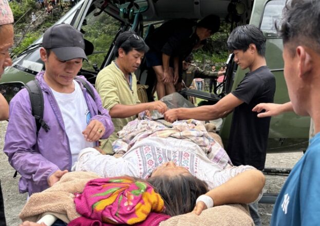 संखुवासभाका सिलीचोङमा ढुगाले किचेर २ जनाको मृत्यु,गम्भीर घाइतेलाई उपचारका लागि काठमाण्डाै लगियाे