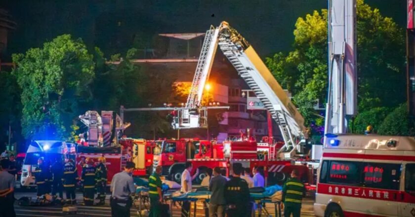 चीनको १४ तले सपिङ सेन्टरमा आगलागी हुँदा १६ को मृत्यु