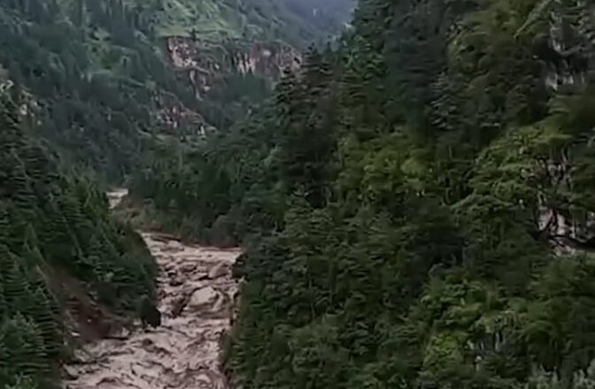 थामे बाढी : १२ घर, एउटा स्कुल र क्लिनिकमा क्षति, १ जना बेपत्ता, ७ घर जोखिममा