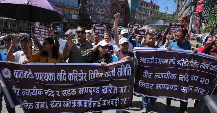 नदी किनारमा ४० मिटर मापदण्ड खारेजीको माग गर्दै प्रदर्शन