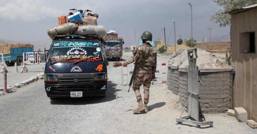 पाकिस्तानमा गुडिरहेका गाडीमा साम्प्रदायिकआक्रमण हुँदा ४२ जनाको मृत्यु