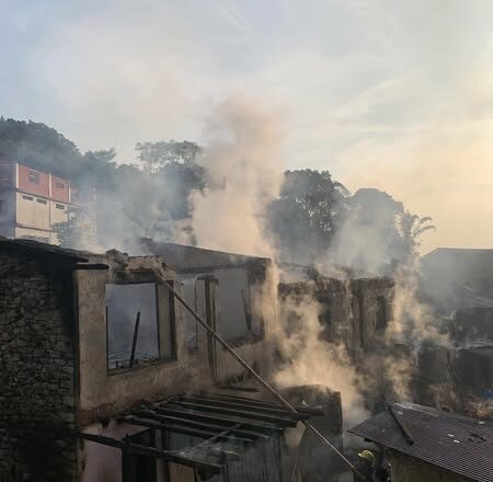 संखुवासभाको बाह्रबिसे बजारमा आगलागिमा ५ घर जल्यो