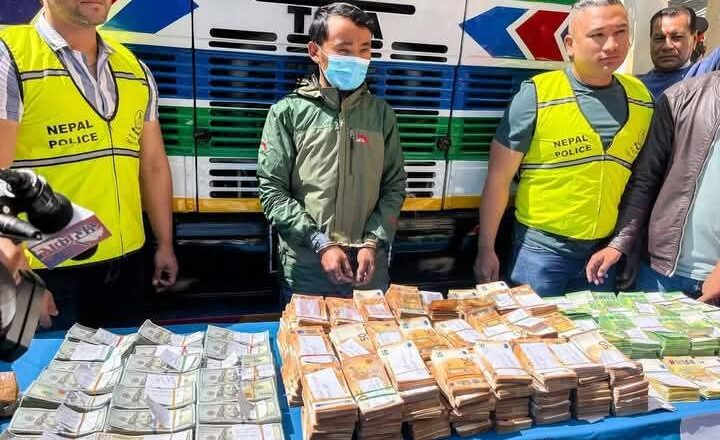 २५ करोड बराबरको युरो र डलर बोकेर सुन किन्न केरुङ जाँदै थिए ‘फुच्चे’