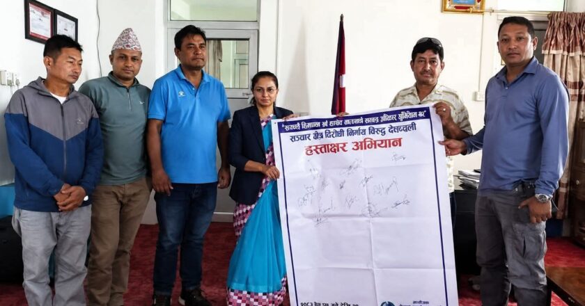 पत्रकार महासंघ संखुवासभाद्धारा प्रजिअ मार्फत प्रधानमन्त्रीलाई हस्ताक्षर