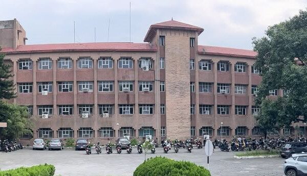 बिरामीलाई निजी अस्पताल पठाउन खोज्ने १२ जना पक्राउ