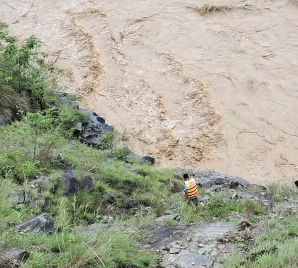 कर्णालीमा खसेको गाडीमा १४ जना रहेको अनुमान