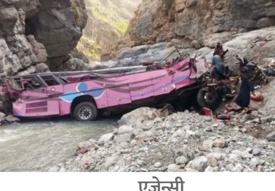 पाकिस्तानमा यात्रु बस भीरमा खस्दा ४० जनाको ज्यान गयो